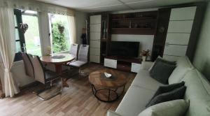 a living room with a couch and a table at Ferienhaus Jurdzinski in Lengefeld