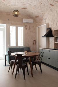 a kitchen and dining room with a table and chairs at Aqua Suite - Stone Spa - A Few Minutes from Polignano, Monopoli & Alberobello in Castellana Grotte +14 photos