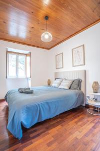 a bedroom with a large bed with a wooden ceiling at Sao Mateus Ocean View in São Mateus