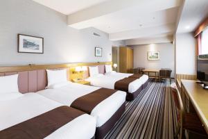 Postel nebo postele na pokoji v ubytování HOTEL MYSTAYS Sapporo Aspen