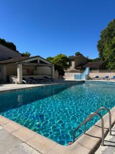 a swimming pool with blue water at Les hiboux du Sud in Quissac