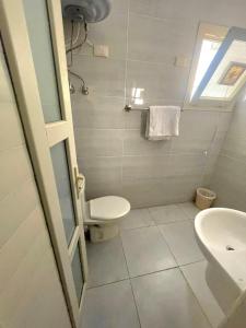 a bathroom with a toilet and a sink at vila hotel city in Cairo