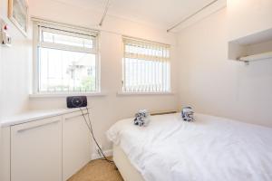 a white room with a bed and a window at 1 Bed in West Bay oc-wy537 in West Bay