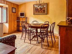 a dining room with a table and chairs at Casa al Sasso - Appartamenti immersi nella natura in Lizzano in Belvedere