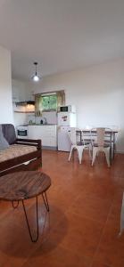 a living room with a table and chairs and a kitchen at Piedra de Luna o Sur in Villa Serrana
