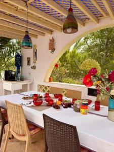 a table in a kitchen with a large window at Chambre d'hôtes, Dar l'air du temps in Aghīr