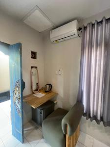 a room with a desk and a chair in a room at Pondok Gopi Room in Cemagi