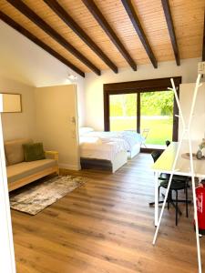 En eller flere senge i et værelse på Apartamentos COTTAGE