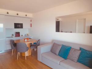 a living room with a couch and a table at Sonho de Sesimbra in Sesimbra