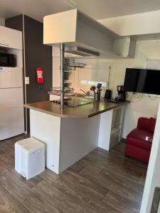 a kitchen with a counter top in a room at Mobil-home val de durance in Cadenet
