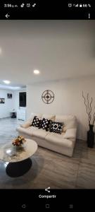 ein Wohnzimmer mit Sofa und Tisch in der Unterkunft Carrizal in Barinas