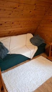 ein Bett in einem Zimmer mit Holzdecke in der Unterkunft Przytulicha in Bystre + 24 Fotos