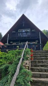 ein Haus mit Treppen vor einem Haus in der Unterkunft Przytulicha in Bystre