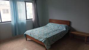 a small bed in a bedroom with a window at Gira Lua in Igreja
