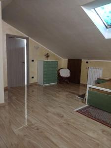 an empty living room with a skylight at Spazioso appartamento su due piani in Leinì