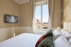 a bedroom with a bed and a window at Haussmannien calme hyper-centre in Troyes