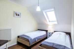 a bedroom with two beds and a window at Ferienwohnung Frankenblick in Frankenau