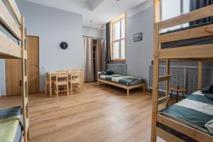 ein Schlafsaal mit Etagenbetten und ein Esszimmer in der Unterkunft Purva3 in Valmiera + 15 Fotos