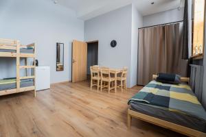 ein Schlafzimmer mit Bett und ein Esszimmer in der Unterkunft Purva3 in Valmiera