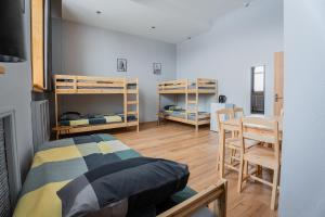 ein Zimmer mit einem Bett und einem Tisch mit Schreibtisch in der Unterkunft Purva3 in Valmiera