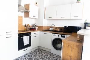 a kitchen with a washing machine and a washer at Évasion étoilée in Corbeil-Essonnes