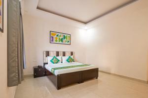 a bedroom with a bed in a room at Treebo Modern Stays in Noida +24 photos