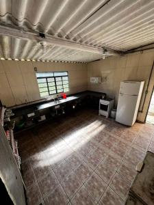 an empty room with a refrigerator and a tile floor at Camping Mairiporã in Mairiporã