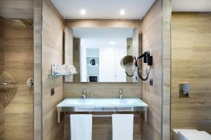 Ванная комната в Mar Hotels Playa de Muro Suites