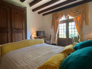a bedroom with a large bed and a window at Domaine Lainault - Chambre Jasnières in Lhomme