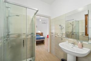a bathroom with a sink and a shower at CLASS ROOMS AFFITTACAMERE con bagno privato , vicino alle DUNE di PORTO PINO in SantʼAnna Arresi