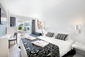 Кровать или кровати в номере Mar Hotels Playa de Muro Suites