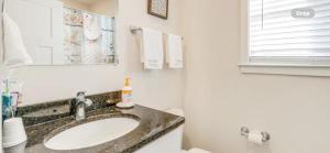ein Badezimmer mit Waschbecken und Toilette in der Unterkunft Solymar in Colonial Beach + 19 Fotos