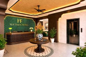 a lobby with a table in the middle of a building at Lumina Premium- HT Boutique 2 - Đống Đa in Da Lat
