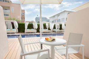 Бассейн в Mar Hotels Playa de Muro Suites или поблизости