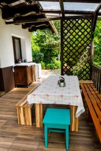 a table and a bench on a patio at Határtalan Vendégház in Pilisszentiván