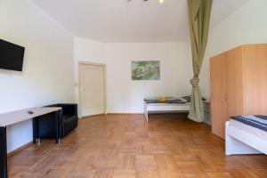 a room with a desk and a bed and a table at Space Comfort Bremen Apartment mit Balkon bis zu 6 Personen in Bremen