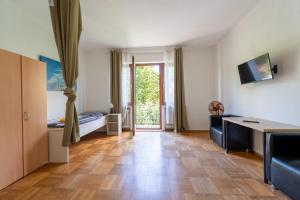 a room with a bedroom with a bed and a wooden floor at Space Comfort Bremen Apartment mit Balkon bis zu 6 Personen in Bremen