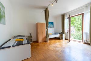 a bedroom with a bed and a large window at Space Comfort Bremen Apartment mit Balkon bis zu 6 Personen in Bremen