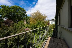 a balcony of a house with trees at Space Comfort Bremen Apartment mit Balkon bis zu 6 Personen in Bremen
