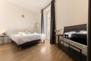 a bedroom with two beds and a window at Magnifiques Appartements - Face a la Gare in Bordeaux