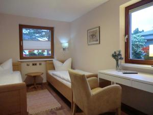 a room with a bed and a desk and a chair at Ferienwohnung Graf Knurrhahn in Karlshagen