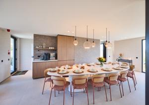 a kitchen and dining room with a table and chairs at Vakantiewoning Belle Vue in Hooglede
