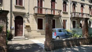 a blue car parked in front of a building at Dimora Castelli Free Parking in Marghera