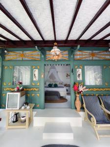 a train themed bedroom with a bed and a tv at The River Island Sidemen in Sidemen