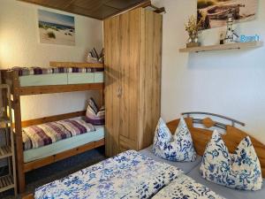 a room with two bunk beds in a room at Ferienhaus am Wiesengrund in Sagard