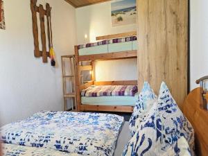 a bedroom with two bunk beds and a bed at Ferienhaus am Wiesengrund in Sagard