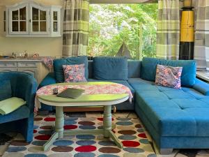 a living room with a blue couch and a table at Reethus Mandy in Staphel