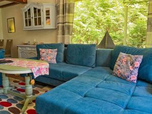 a blue couch in a living room with a table at Reethus Mandy in Staphel