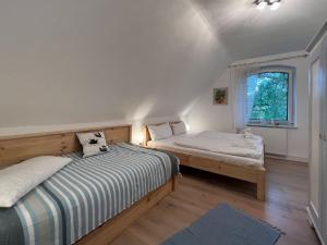a bedroom with two beds and a window at Familienhaus Sonne in Mukran
