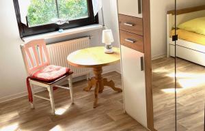 a small table and a chair in a small room at Ferienwohnung Stockrose in Lohme